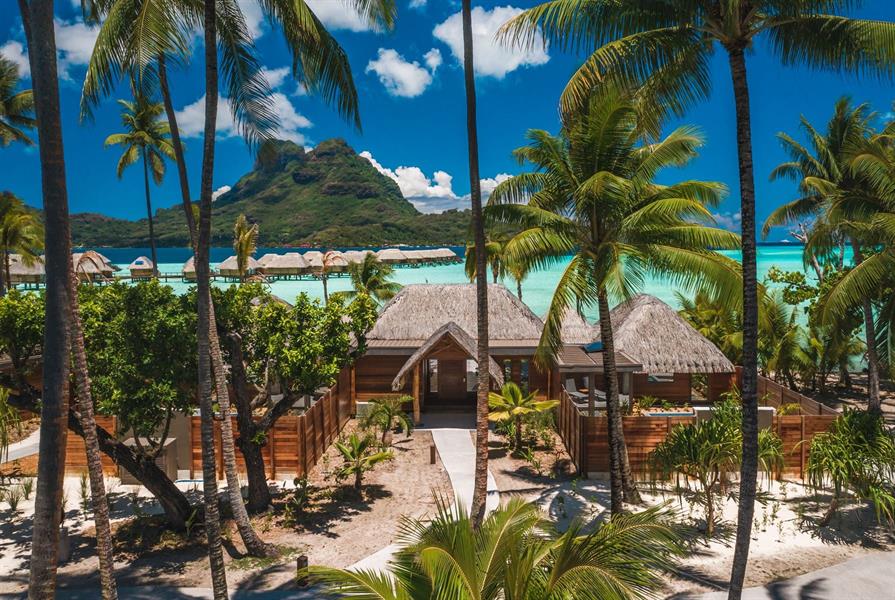 https://www.traveldesign.it/upload/CONF52/20240511/HOTEL_LE_BORA_BORA_AEREAL_VIEW.jpeg