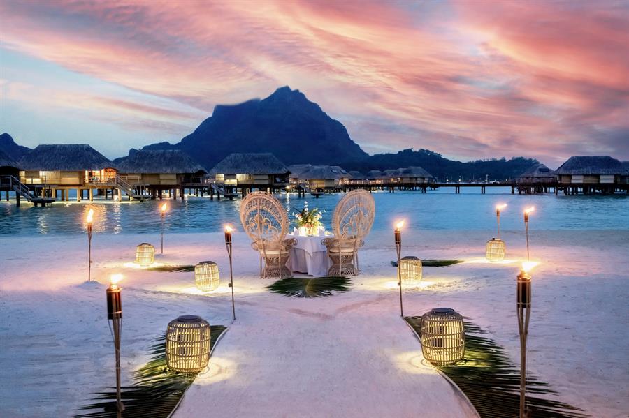 https://www.traveldesign.it/upload/CONF52/20240511/HOTEL_LE_BORA_BORA_ROMANTIC_DINNER.jpeg